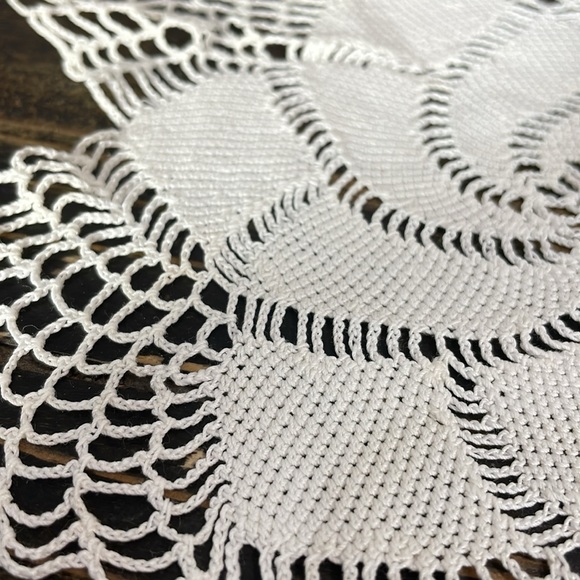 Lovely swirl crocheted doily.  Cotton vintage - Picture 4 of 11